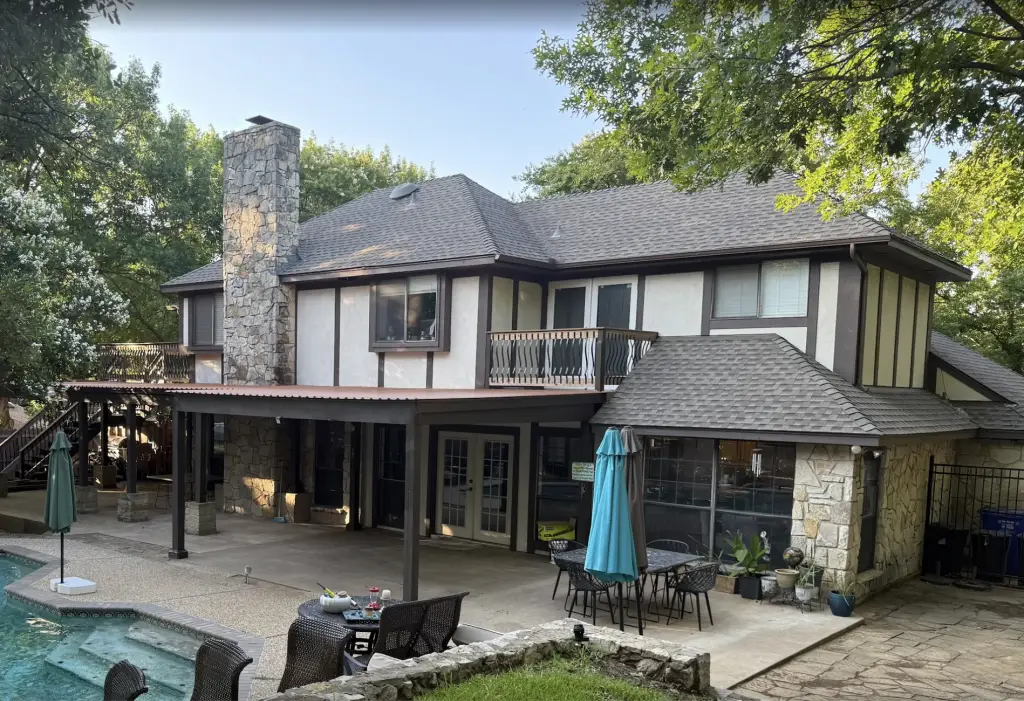 patio cover builder in Dallas Texas builds poolside outdoor living space